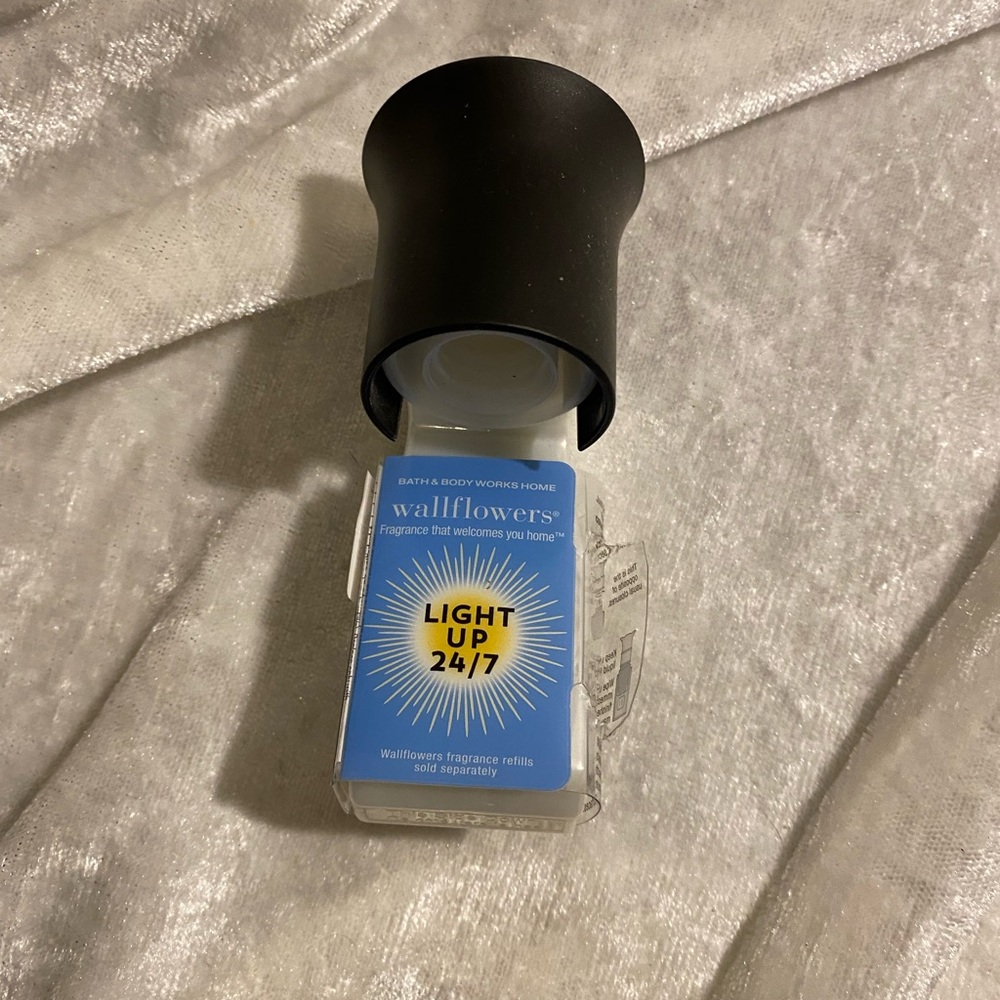 Bath & Body Works Wallflowers Plug-In Black